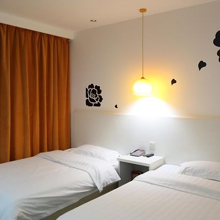 V8 Hotel Xilang Subway Branch Kuangcsou Kültér fotó